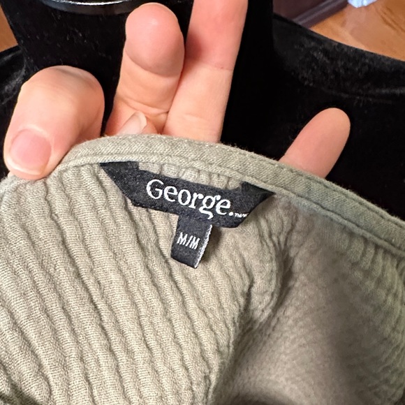 George V-Neck Crop Top - Picture 6 of 7